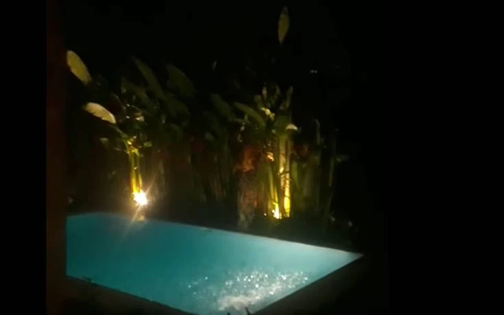 Περνούσαν καλά και χάζευαν την βροχόπτωση μέχρι που συνέβη αυτό… (βίντεο)